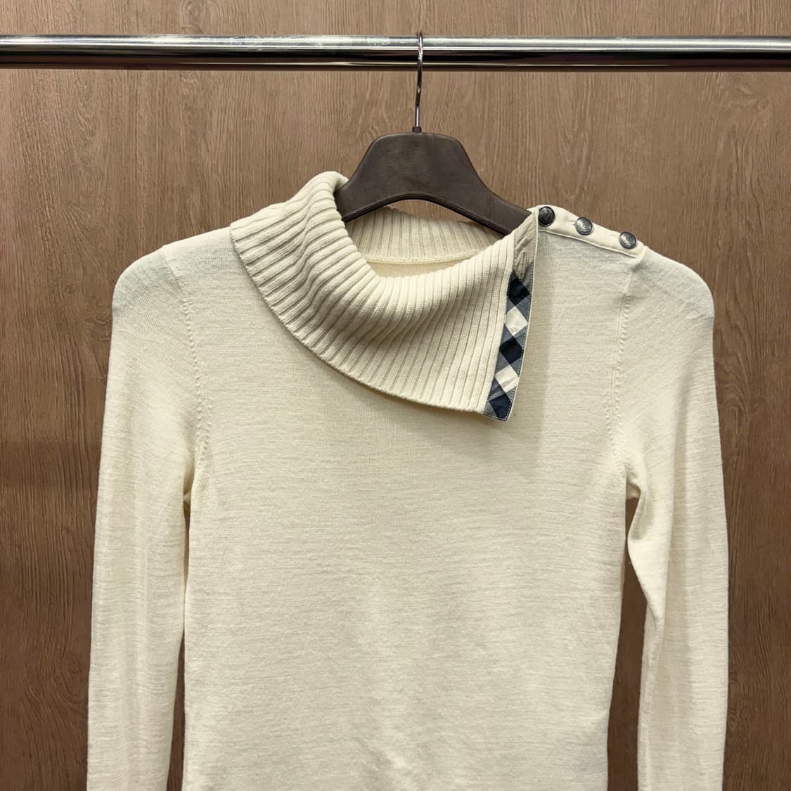 버버리 런던 니트 언밸런스 넥라인 체크 배색 숄더 버튼 디테일 아이보리 상품이미지4