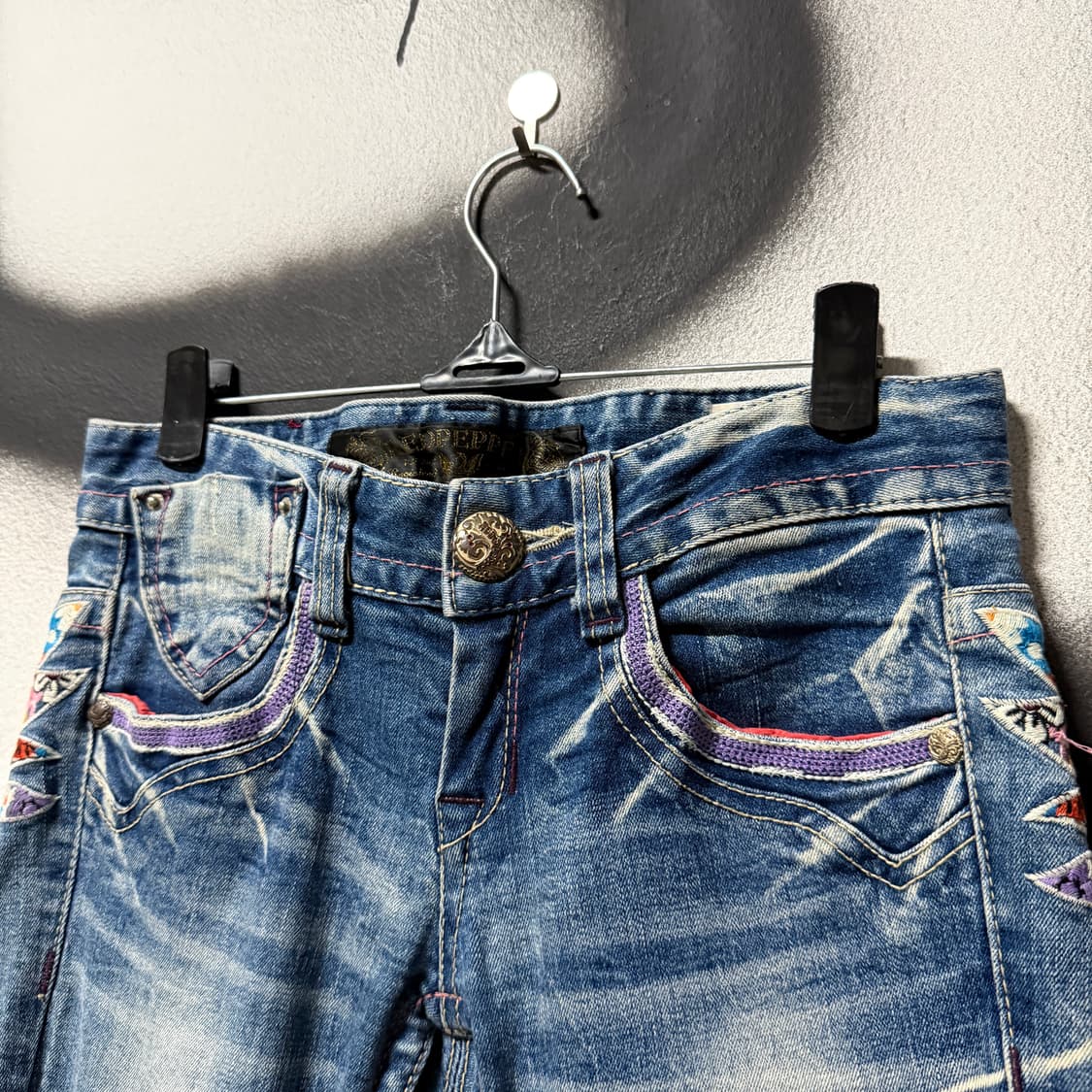 Red Pepper 펑크 자수 패치 디테일 세미 부츠컷 데님 팬츠 상품이미지5