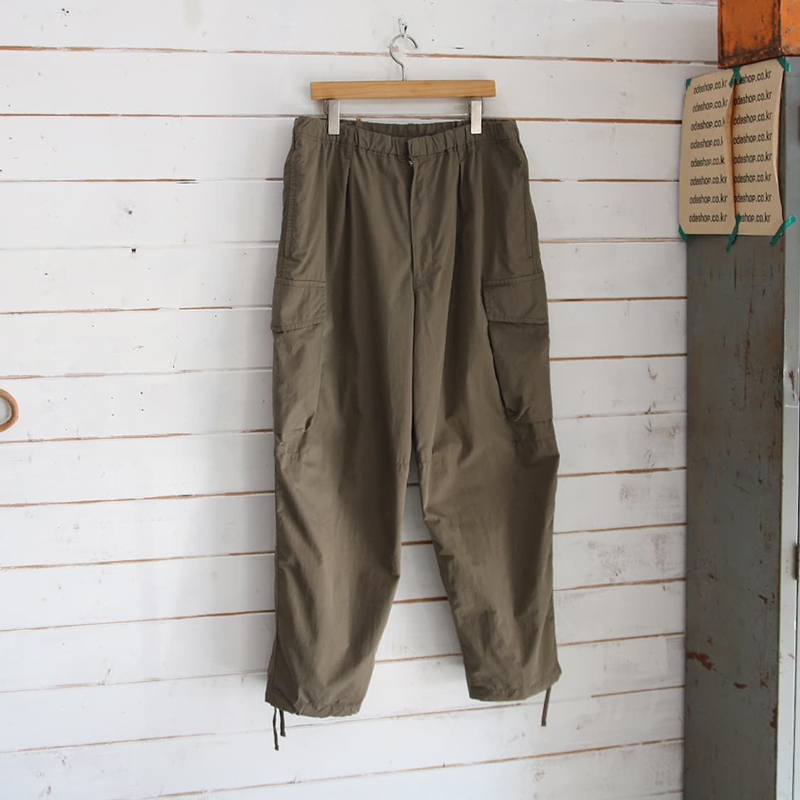 (착용컷) 유니클로 와이드 밴딩 카고 팬츠 (남성용 XL) 상품이미지1