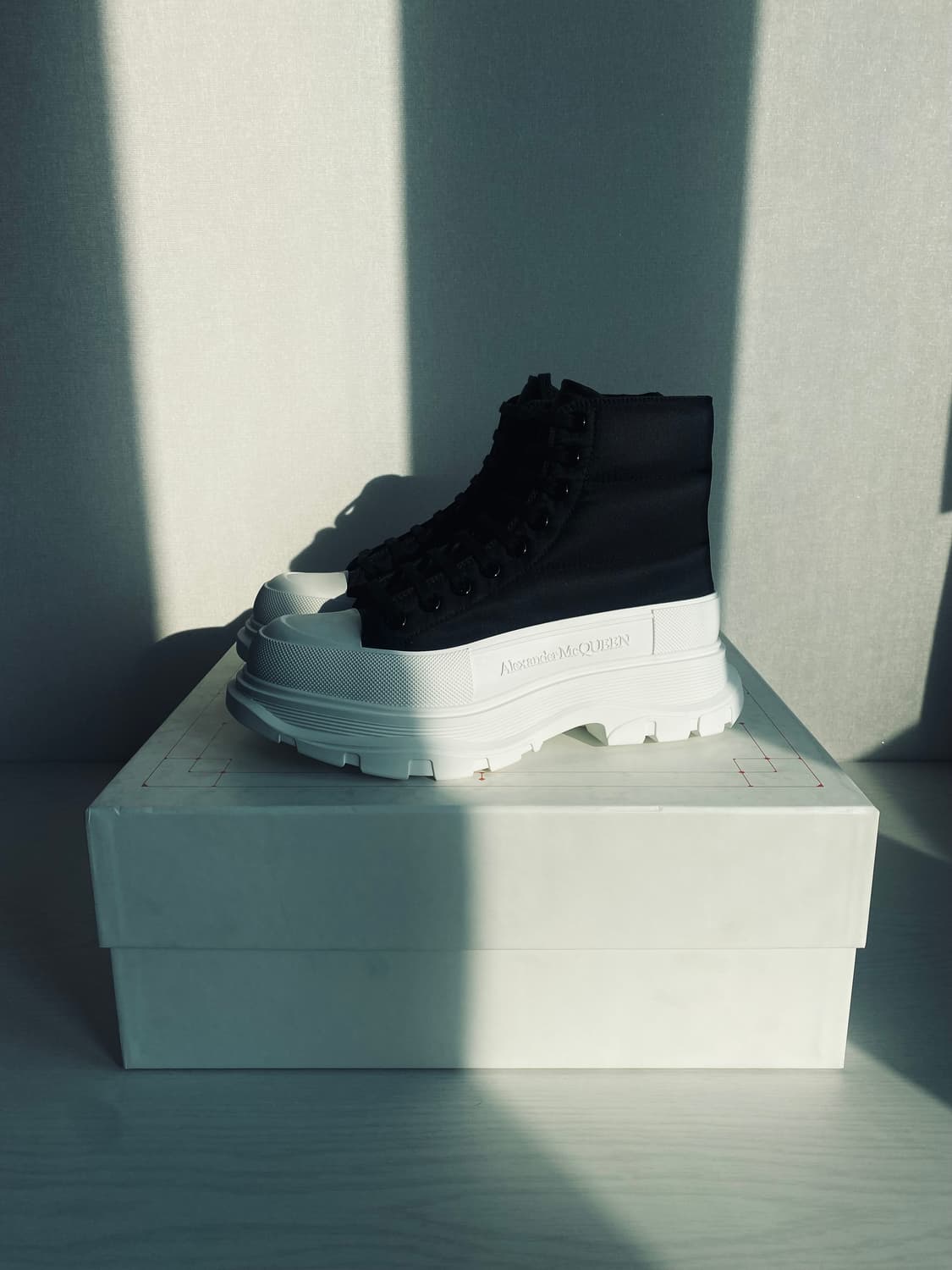 알렉산더 맥퀸 트레드 슬릭 부츠 하이탑 스니커즈 블랙 화이트 상품이미지2