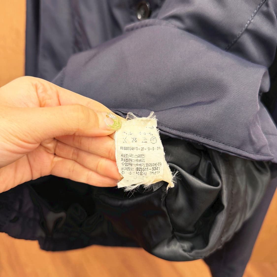 버버리 런던 하이넥 라이트웨이트 자켓 허리 스트링 포켓 디테일 네이비 상품이미지8