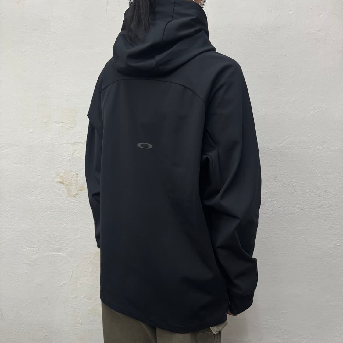 오클리(OAKLEY) 블랙 인핸스 그리드 폴리에스터 후드 윈드브레이커 상품이미지2