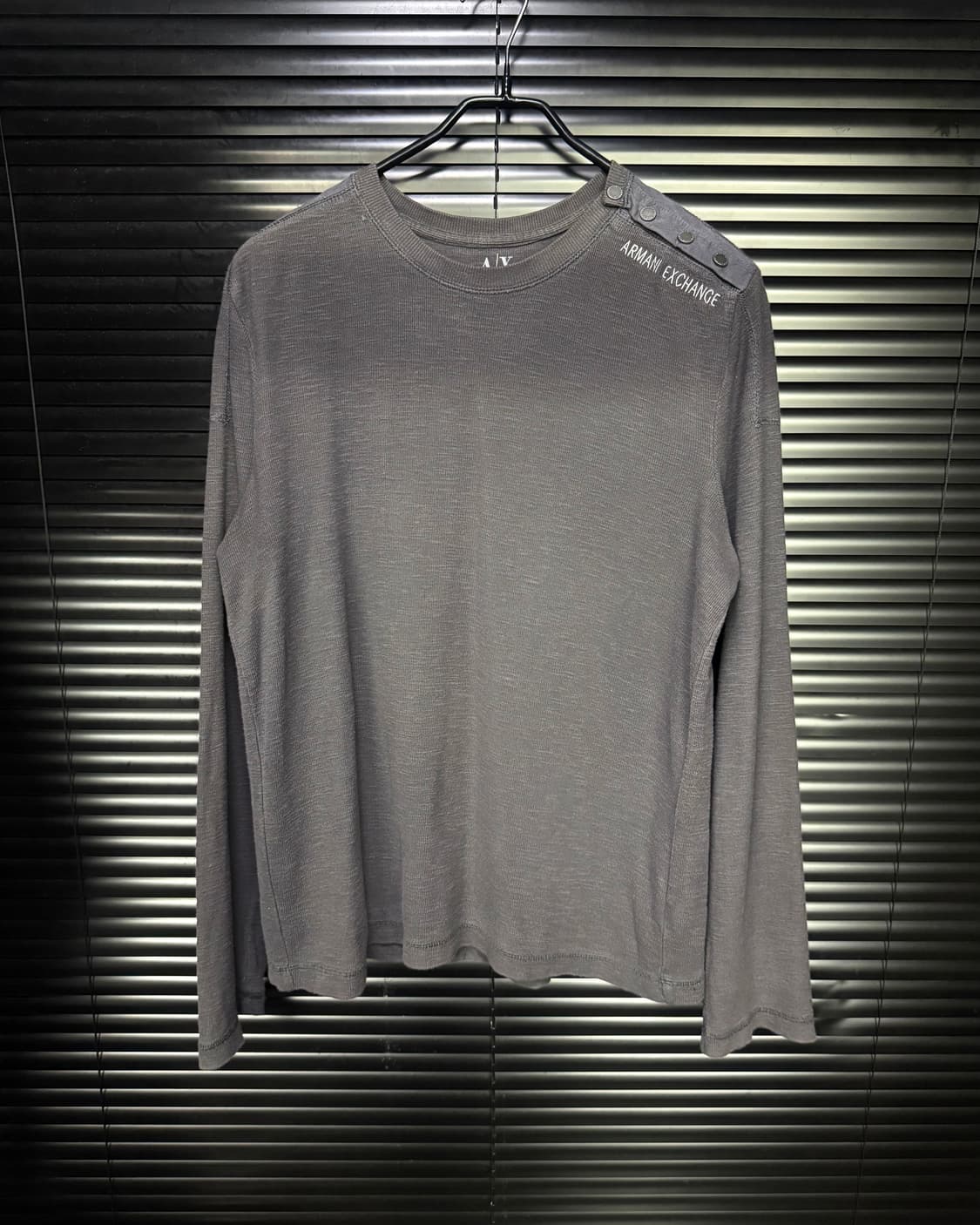 아르마니 익스체인지 알마니 그레이 어깨 단추 절개 니트 긴팔 롱슬리브리스 상품이미지1