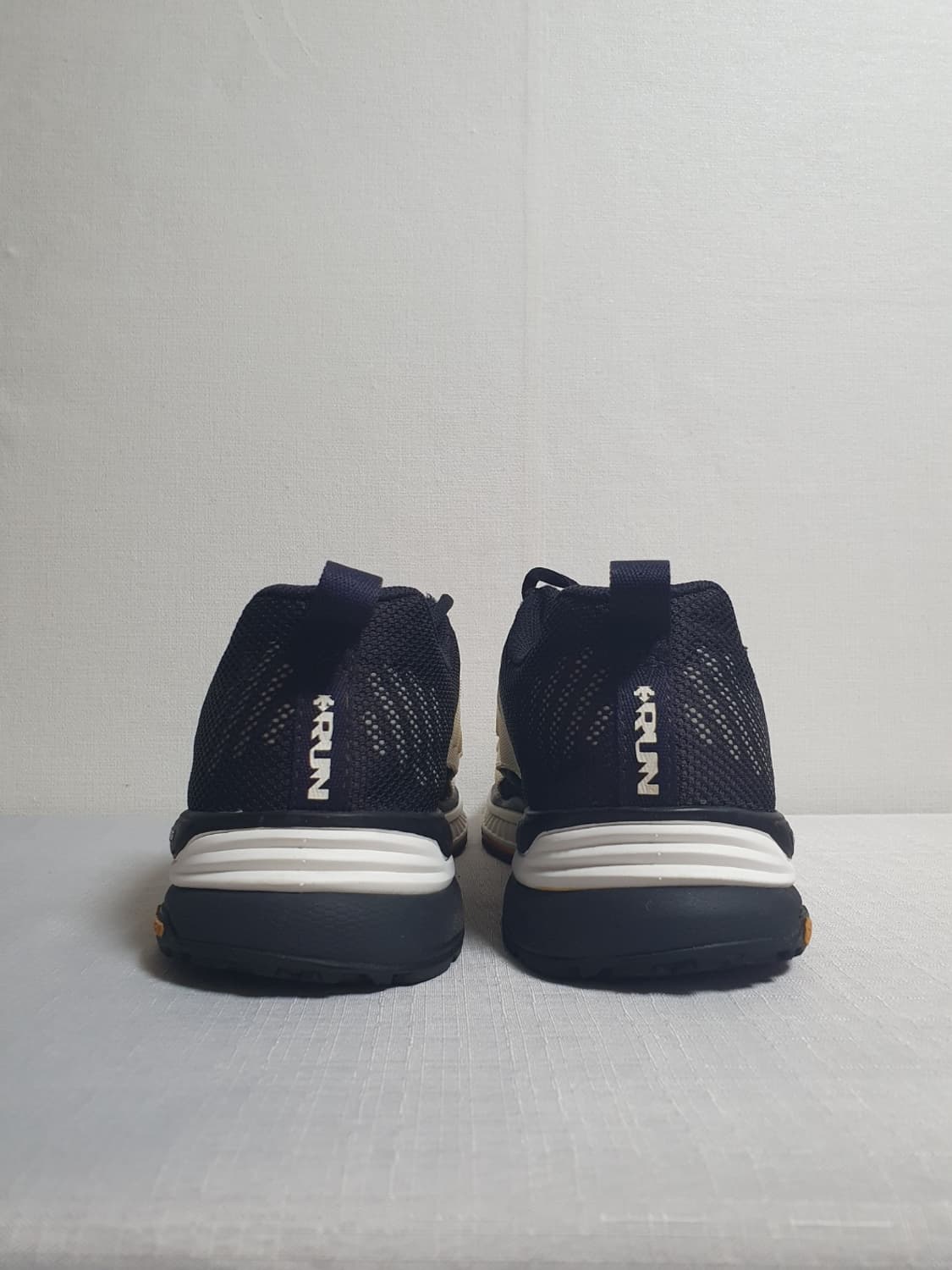 데상트 토닉 3.0 러닝화 화이트 블랙 오렌지 280mm 상품이미지5