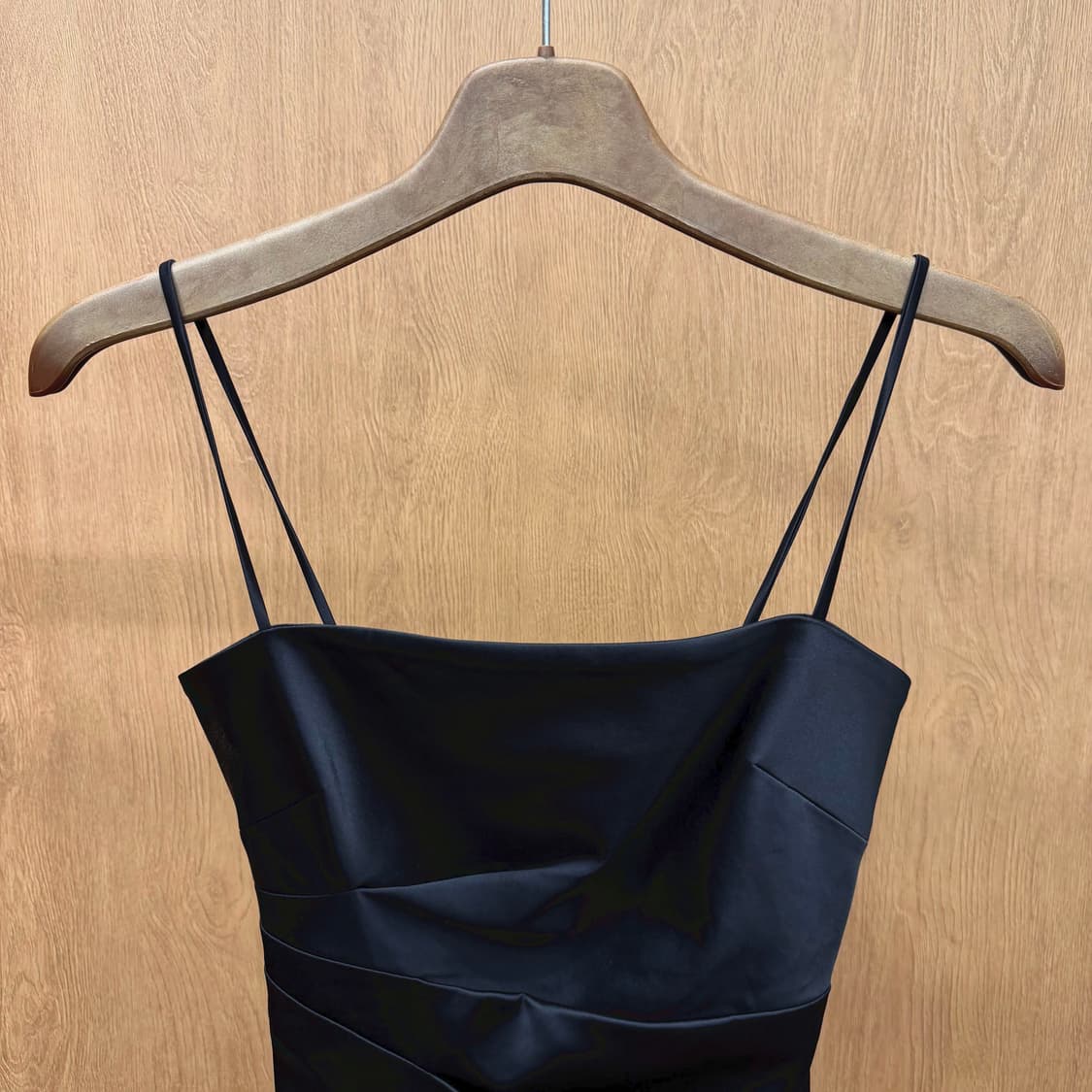 비씨비지 막스아즈리아 슬리브리스 블라우스 드레이프 절개 디테일 블랙 상품이미지4