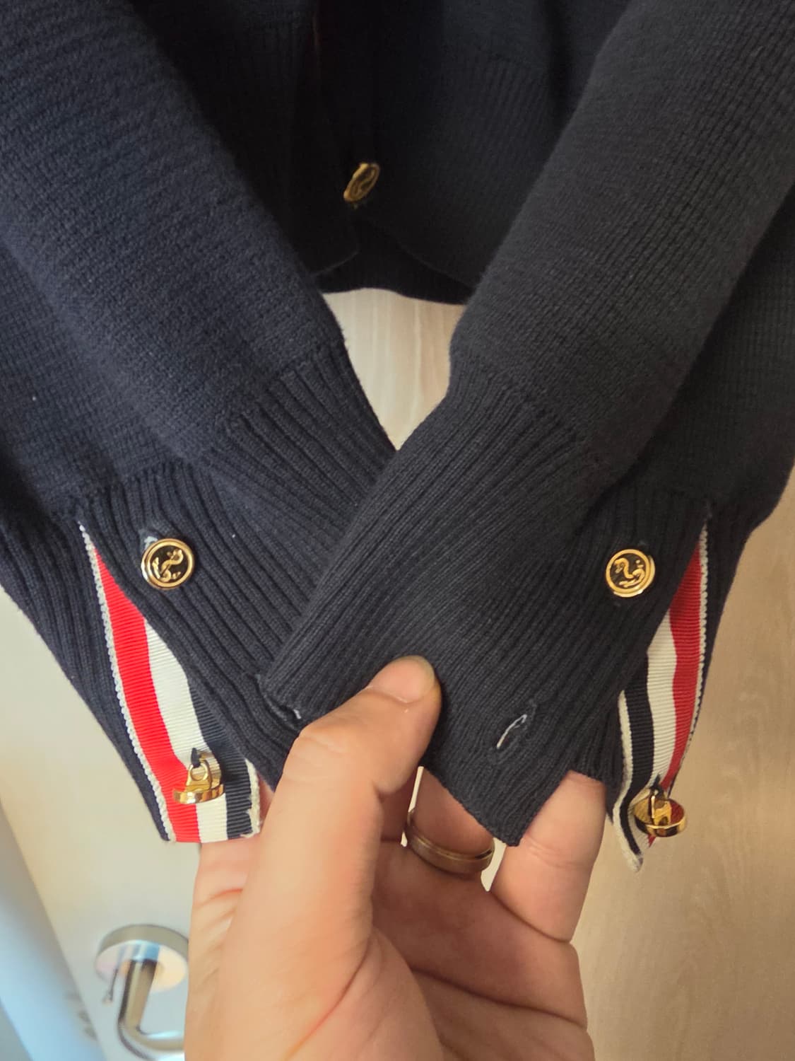 [새상품급/3] 톰브라운 사선완장 밀라노스티치 금장 가디건 3사이즈 상품이미지5