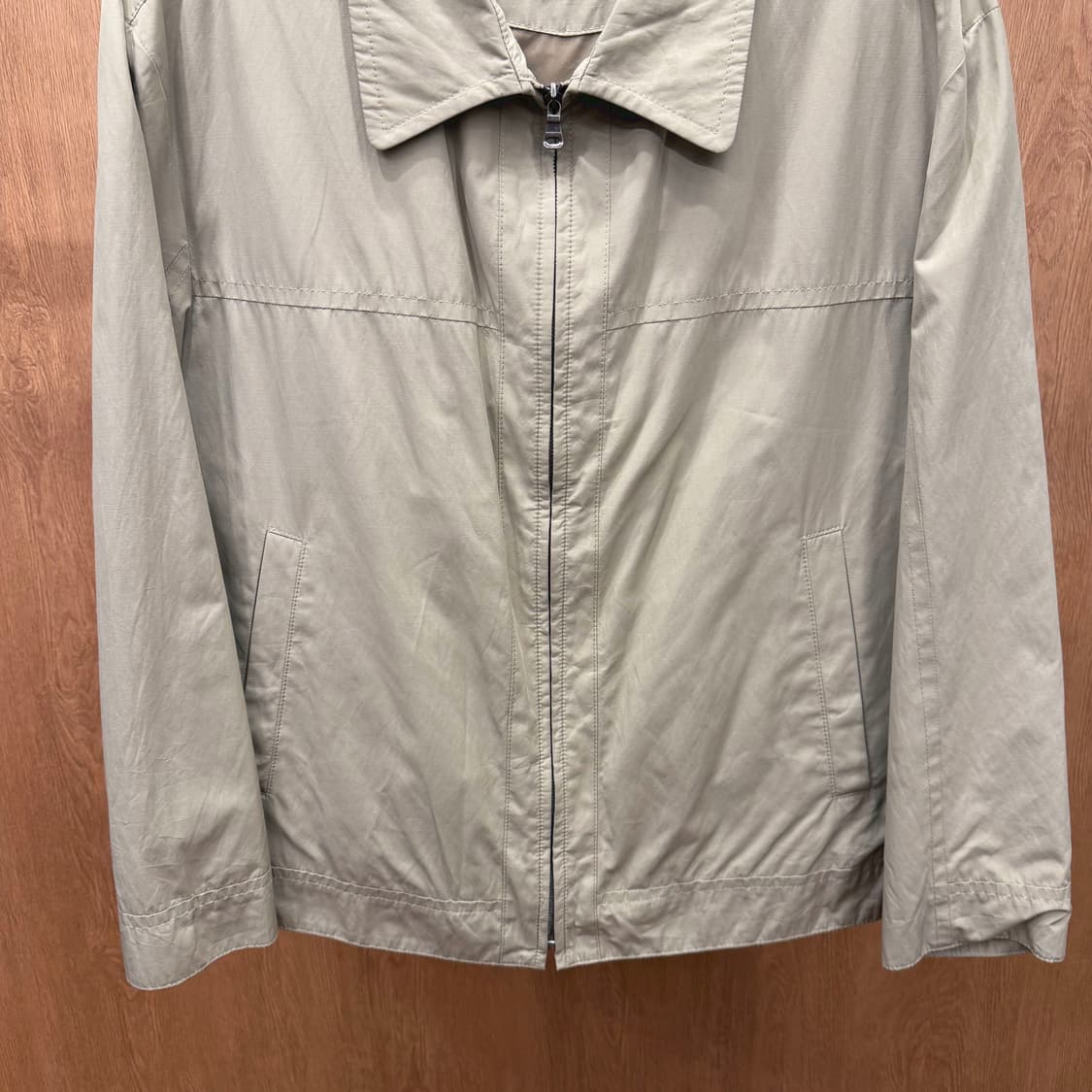 휴고 보스 경량 코튼 집업 자켓 셔츠 카라 슬랜트 포켓 디테일 베이지 상품이미지5