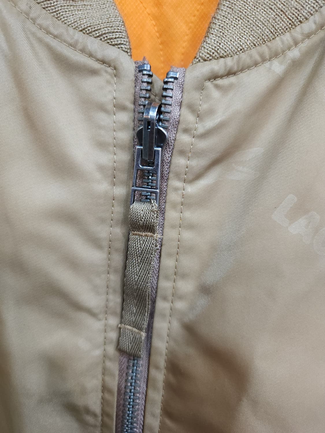 라코스테 리버시블 ma1 항공점버 모노그램패턴

 상품이미지3