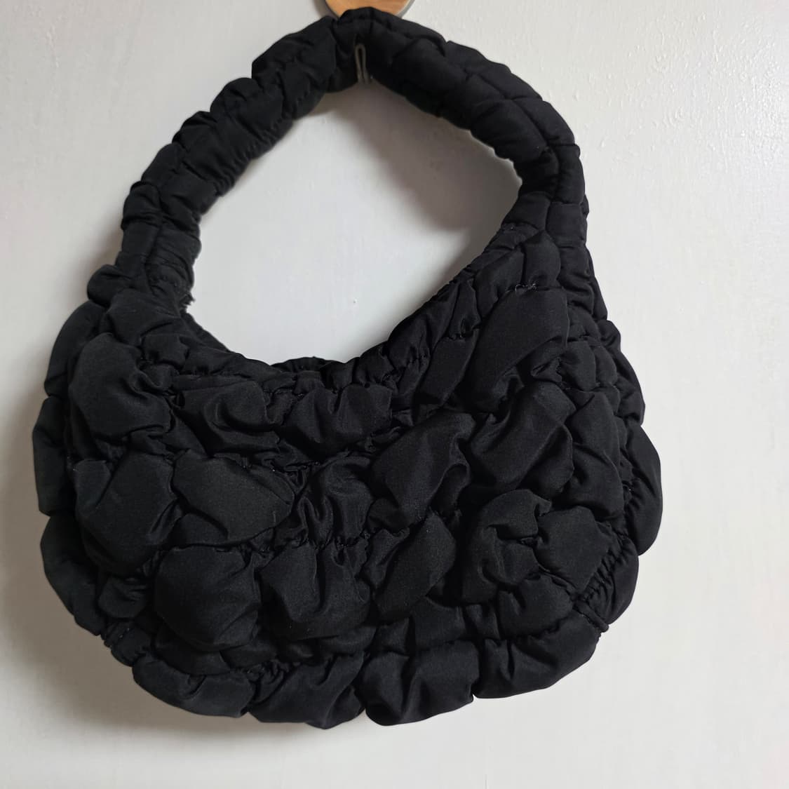 새상품) cos 퀼티드 마이크로백 구름빵백 상품이미지4