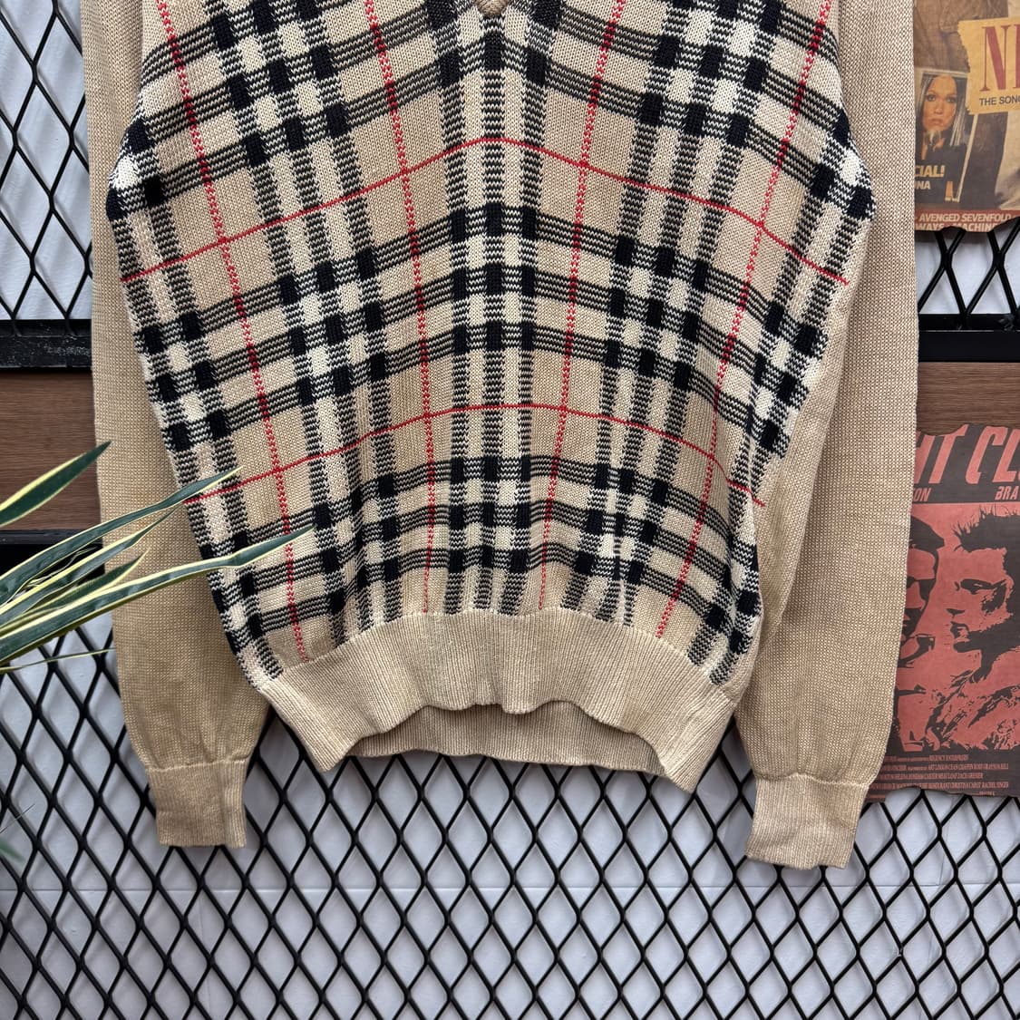 버버리 V넥 니트 전면 노바체크 패턴 포인트 베이지 상품이미지3