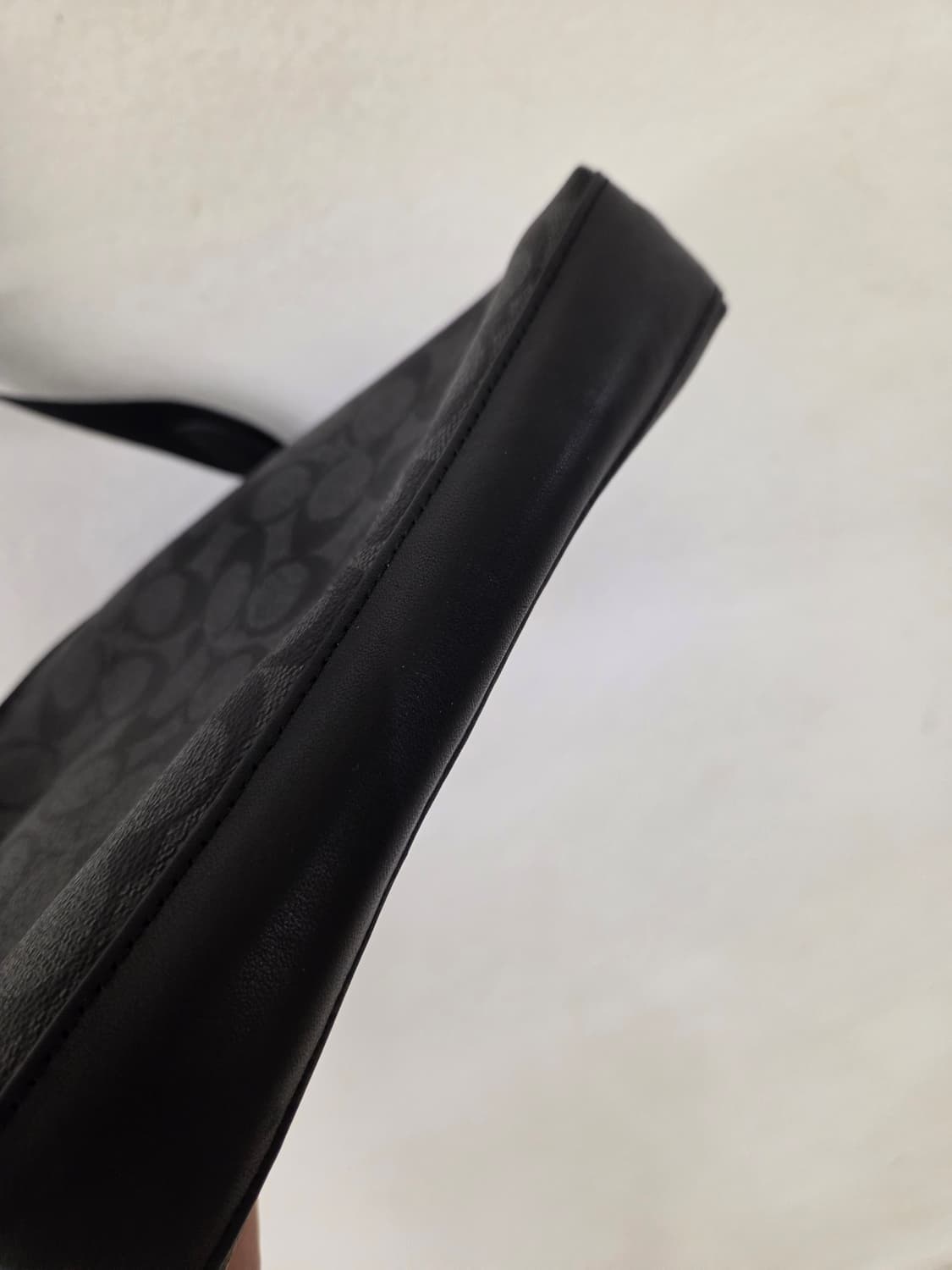 코치 시그니처 패턴 크로스백 블랙 상품이미지5