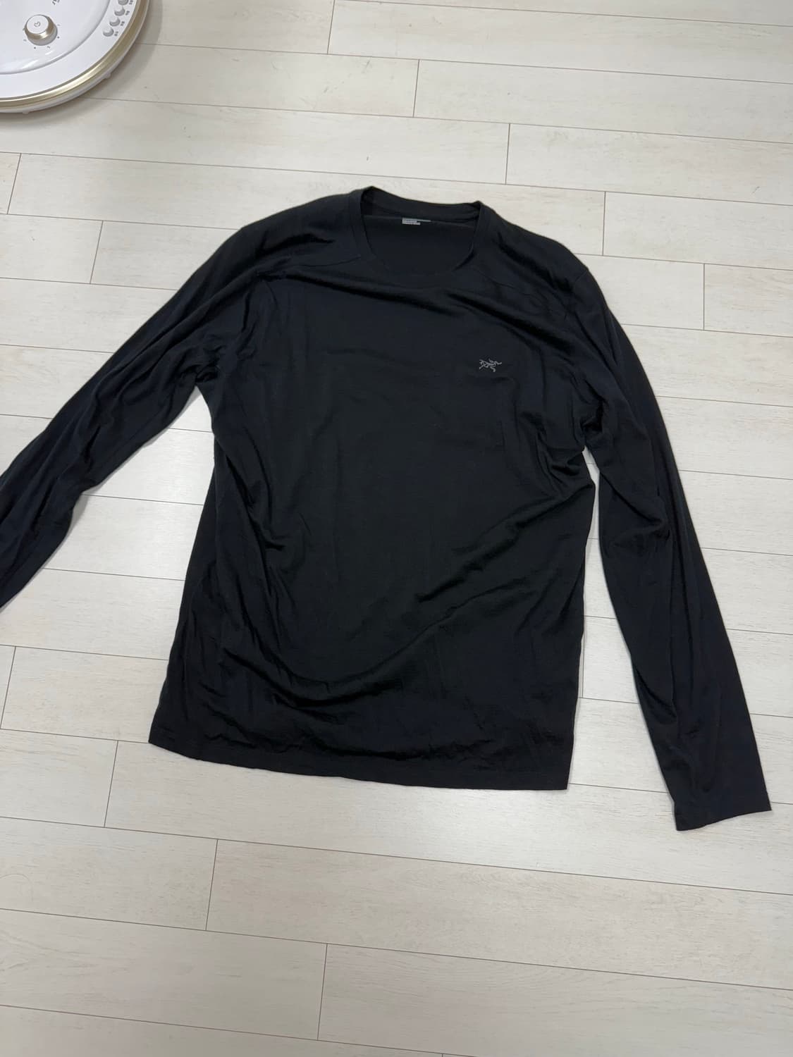 아크테릭스 이오니아 LS 긴팔 블랙 XL 판매합니다. 깔끔한 블랙 색상이 상품이미지1