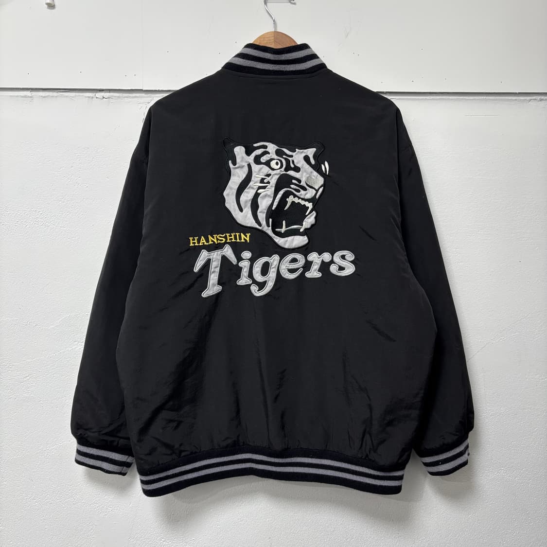 한신타이거즈 블랙 스타디움 점퍼 상품이미지1