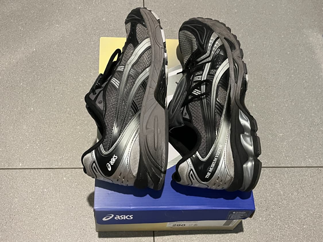 더 뮤지엄 비지터 x 아식스 젤 카야노 14 블랙 클레이 그레이 290 상품이미지5