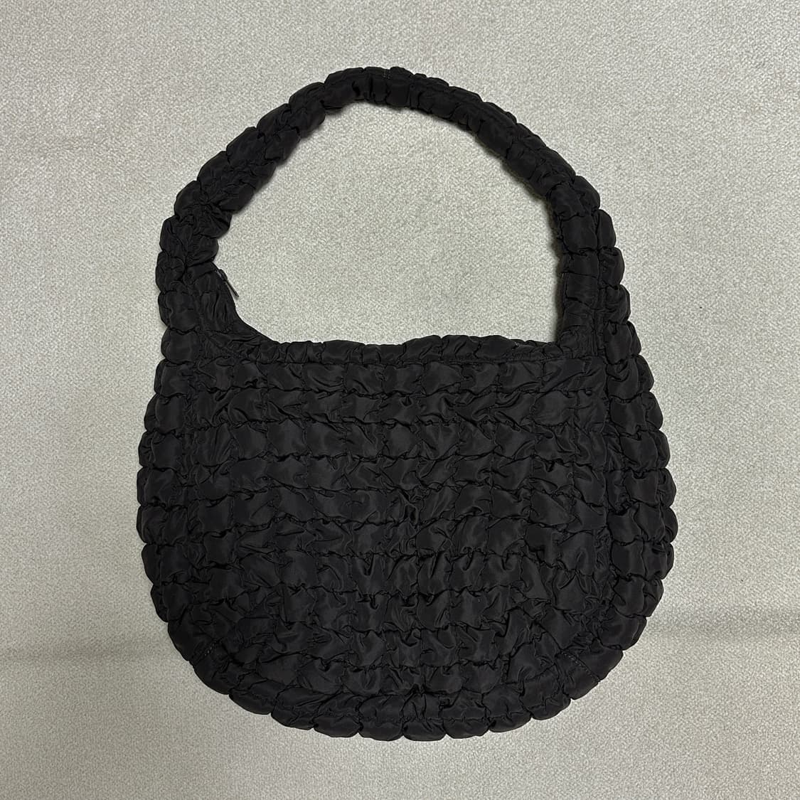 코스 퀄티드 오버사이즈 숄더백 상품이미지1