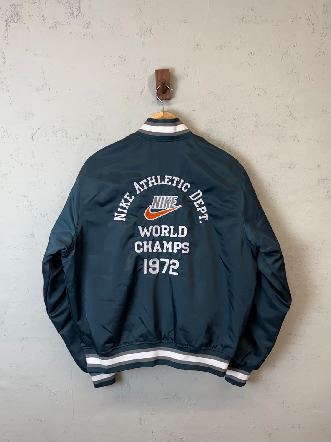 나이키 사틴 루즈핏 빅로고 바시티 자켓 상품이미지1