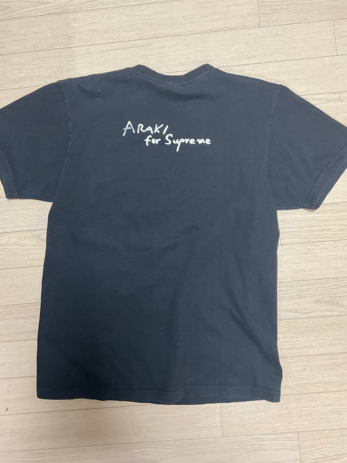 16FW 슈프림 아라키 로즈 티 블랙 m 상품이미지3