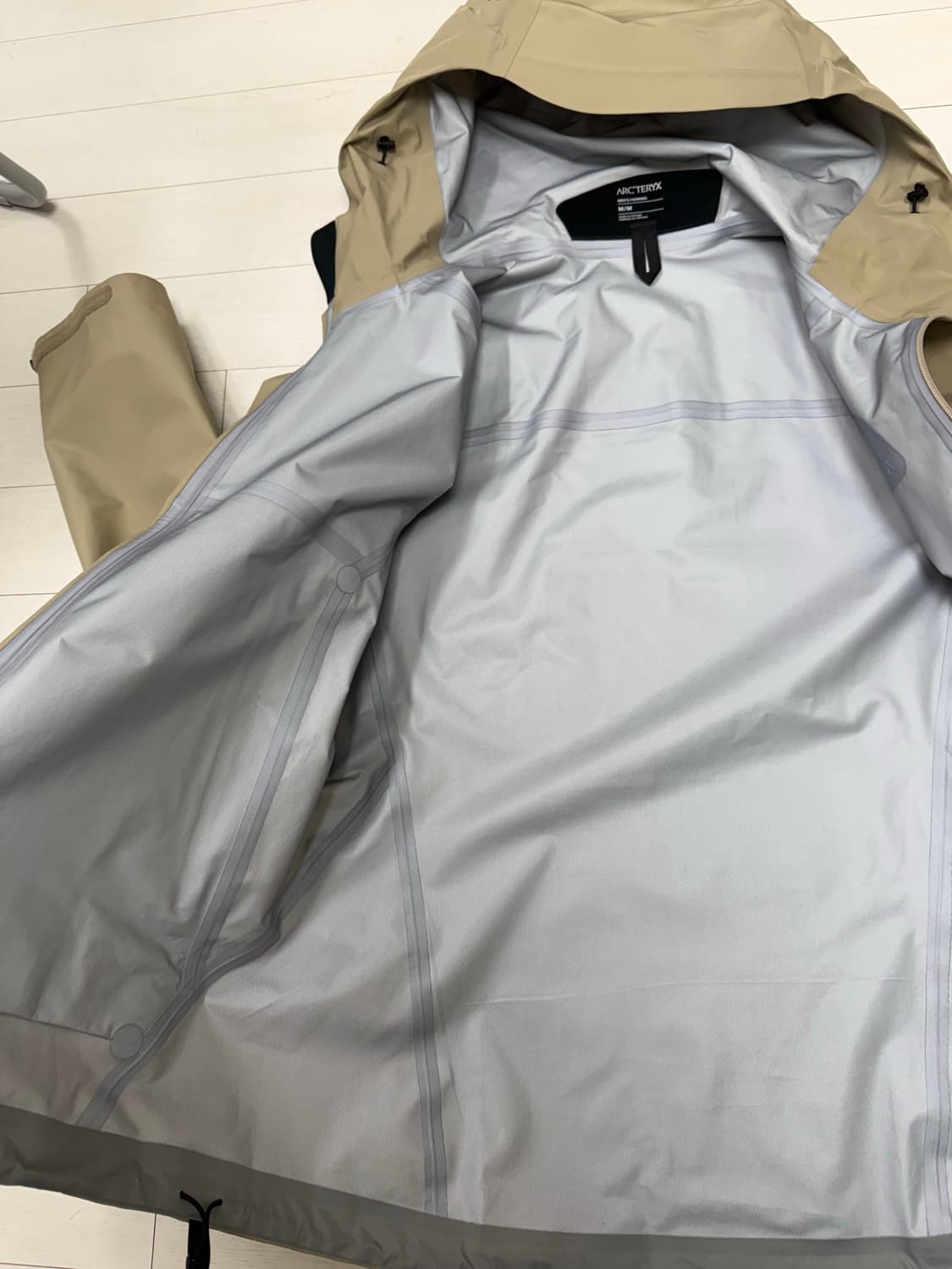 아크테릭스 베타 lt M 사이즈 스모크블러프  크림에서 100주고 구매하 상품이미지5