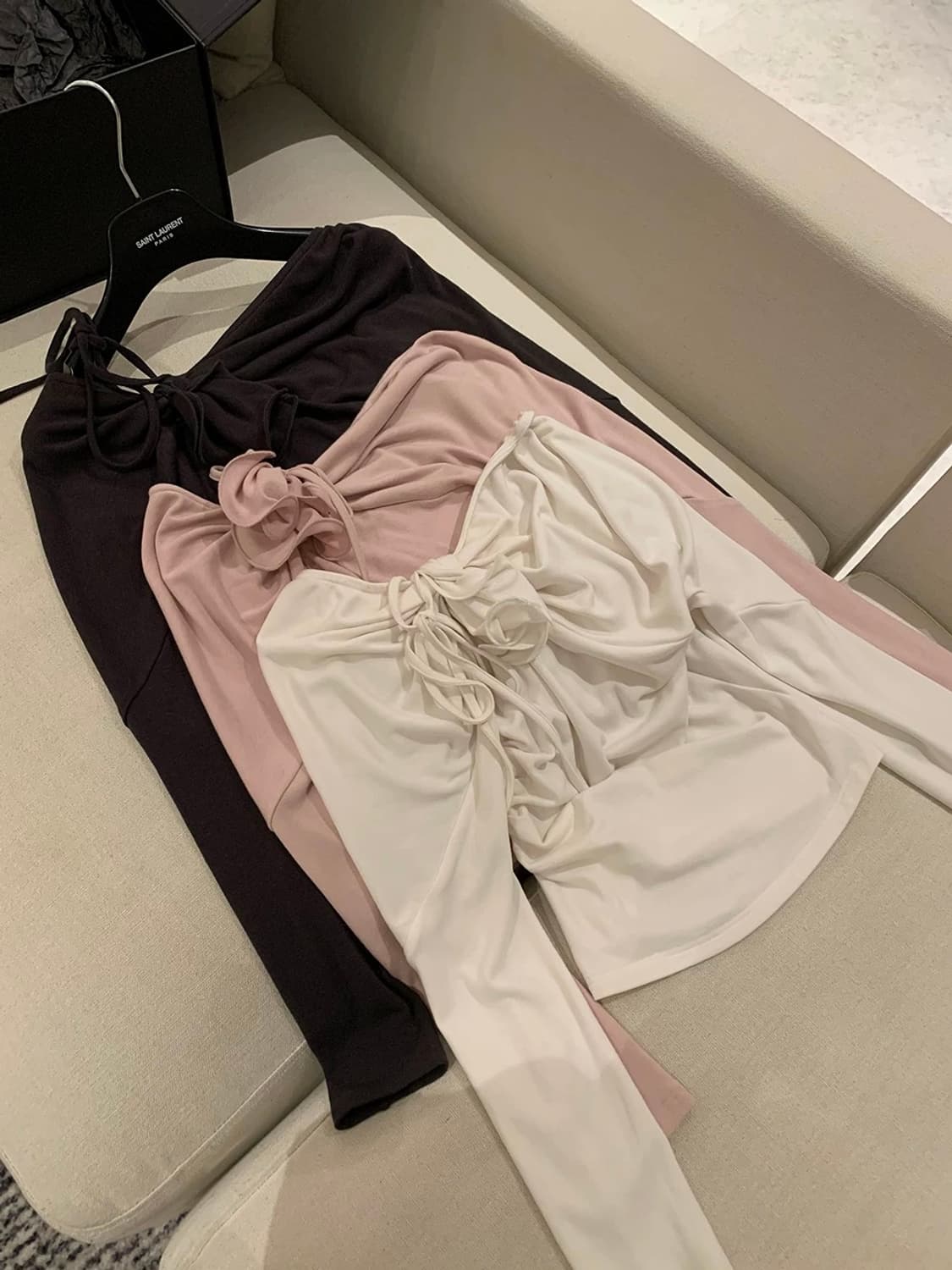 MORNINGFAN 입체 플라워 셔링 오프숄더 긴팔티셔츠 상품이미지4