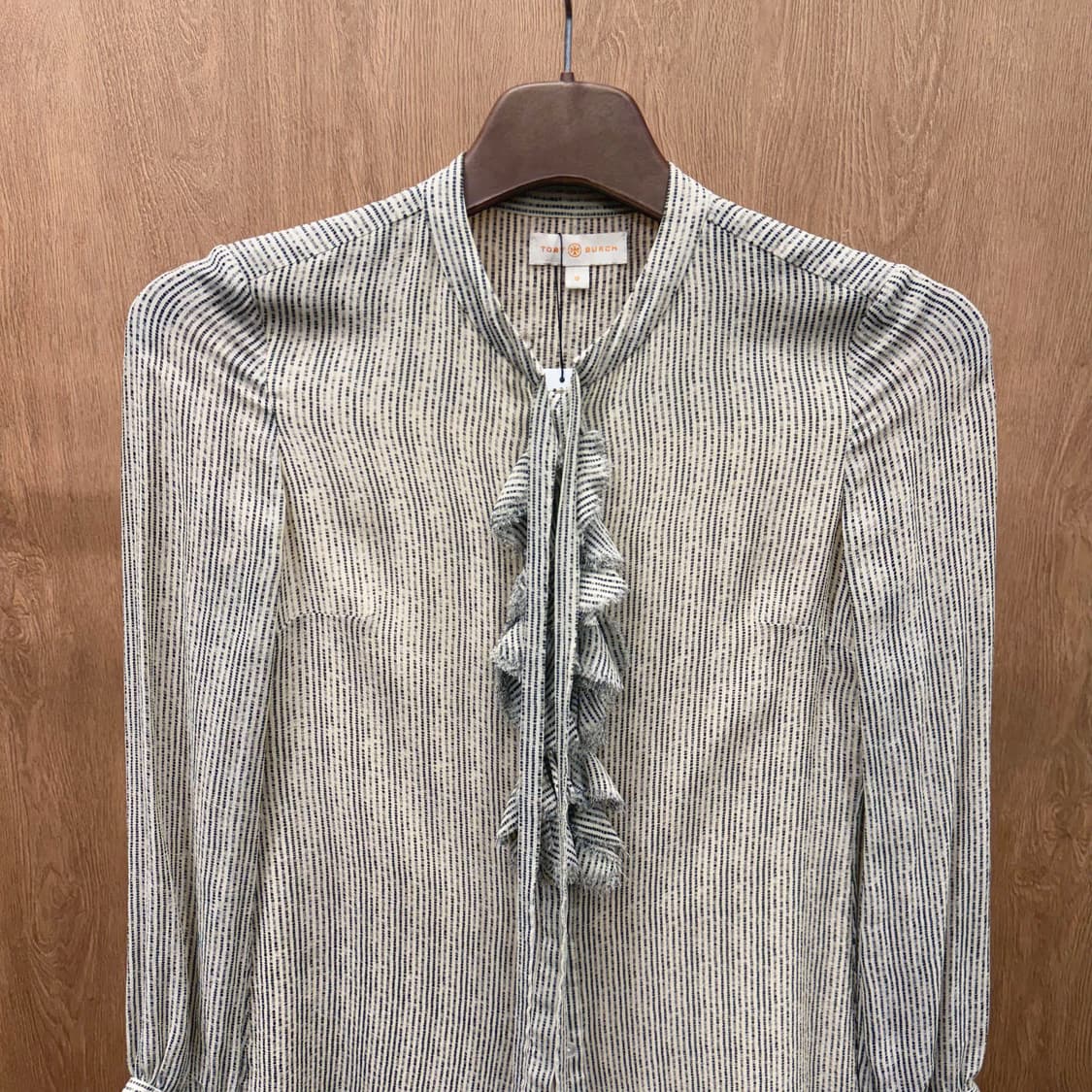 토리버치 블라우스 도트 스트라이프 패턴 프론트 러플 타이 디테일 아이보리 상품이미지4