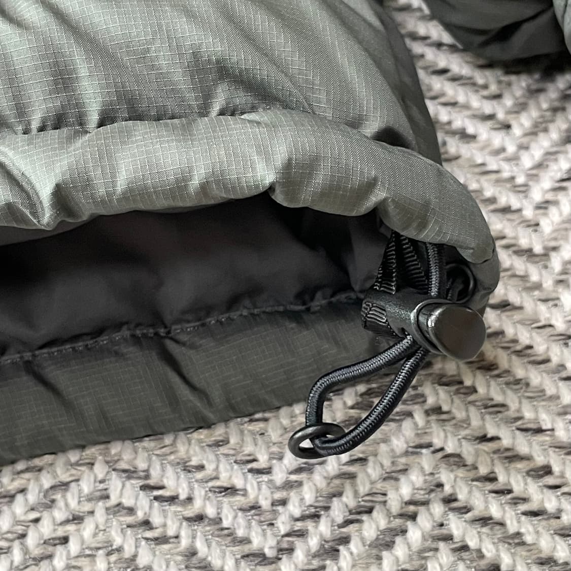 [105] 노스페이스 센터로고 700 무광 그레이 눕시 패딩 상품이미지5