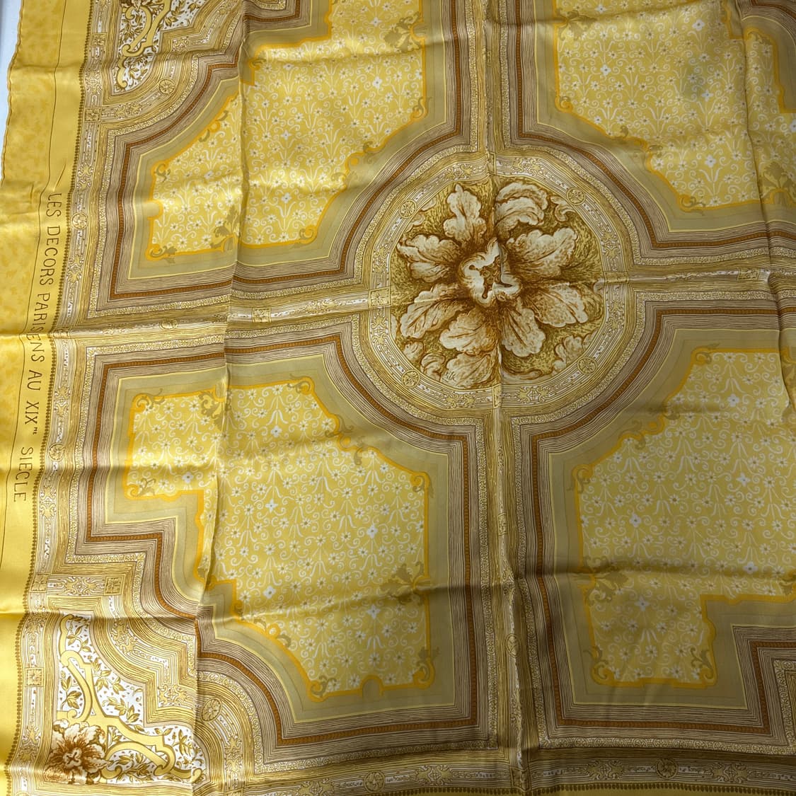 루이비통 실크 스카프 "DECORS PARISIENS" 상품이미지1