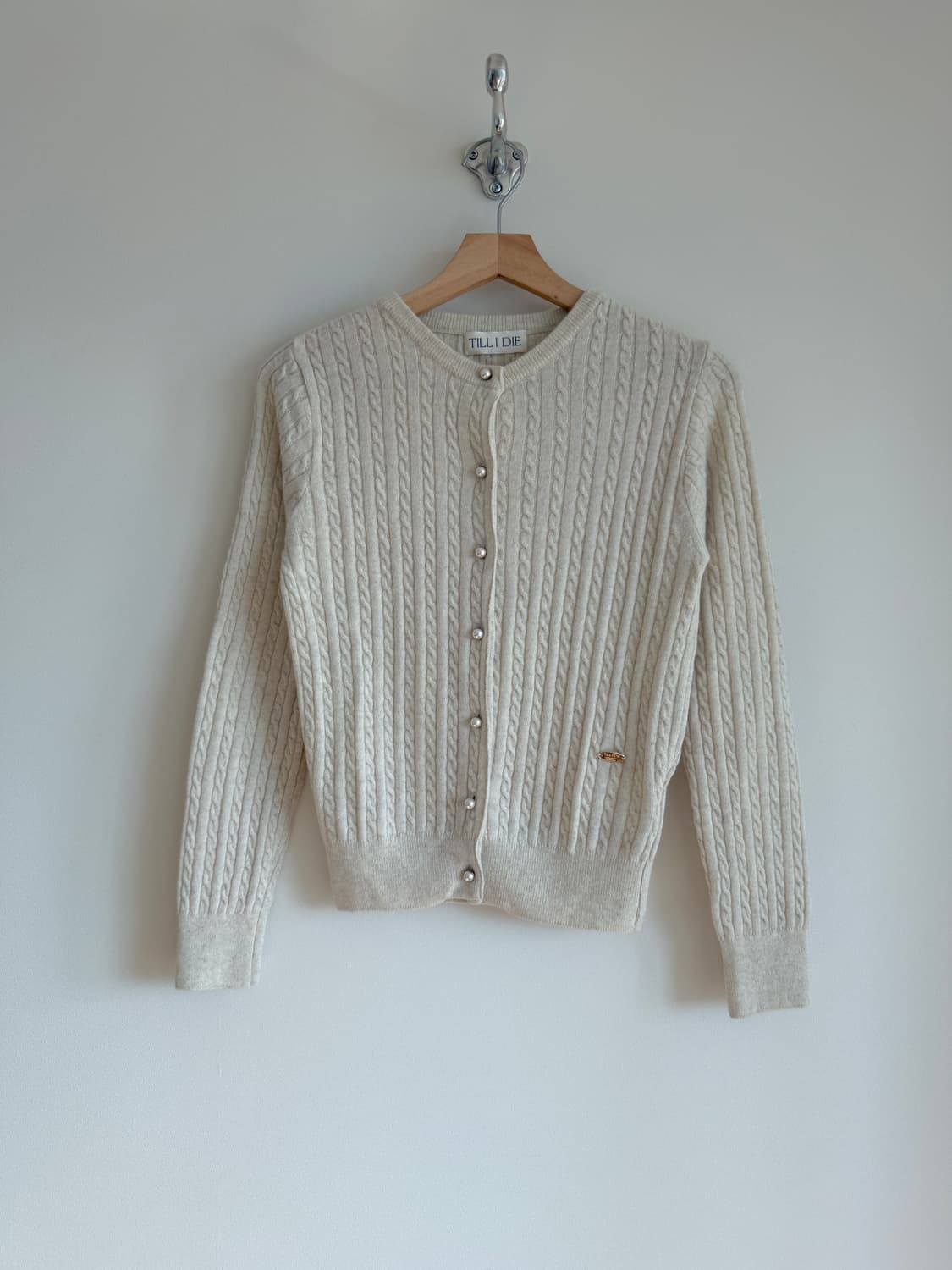 틸아이다이(TILLIDIE) 꽈베기 진주 가디건(캐시미어 블렌드) 상품이미지1