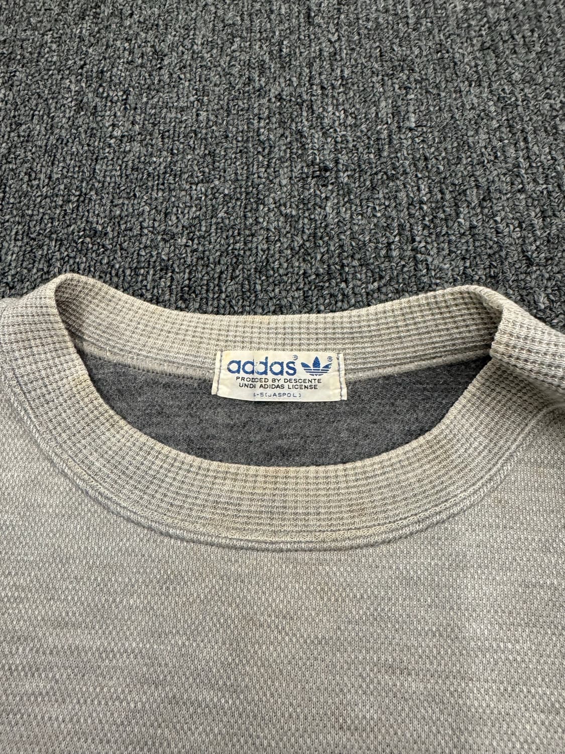 OS)아디다스x데상트 빈티지 그레이 니트 맨투맨 상품이미지4