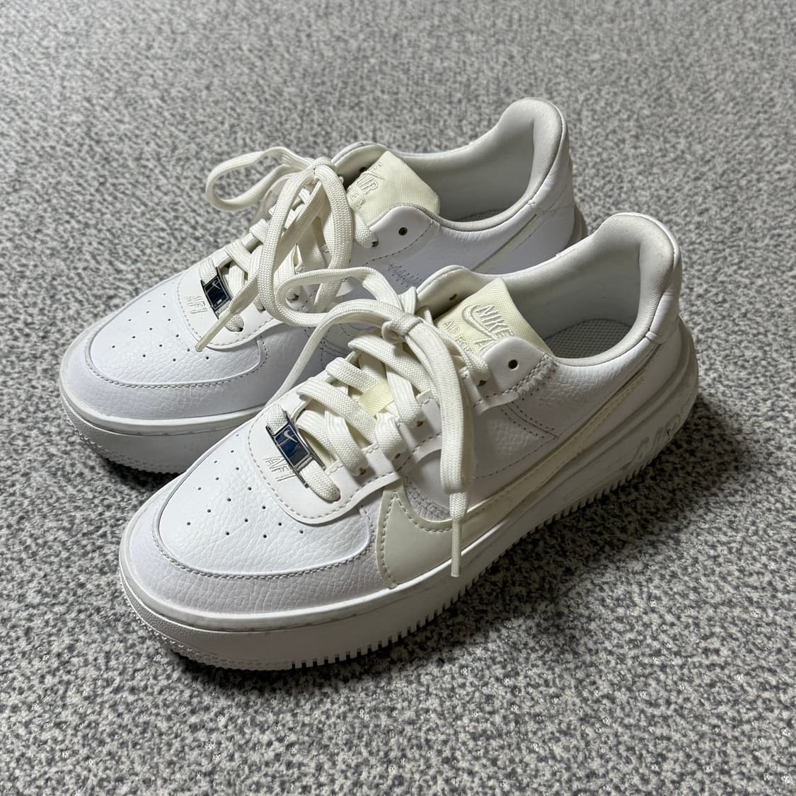 [정가 15만원] 나이키 에어포스1 플랫폼 화이트 225 상품이미지5