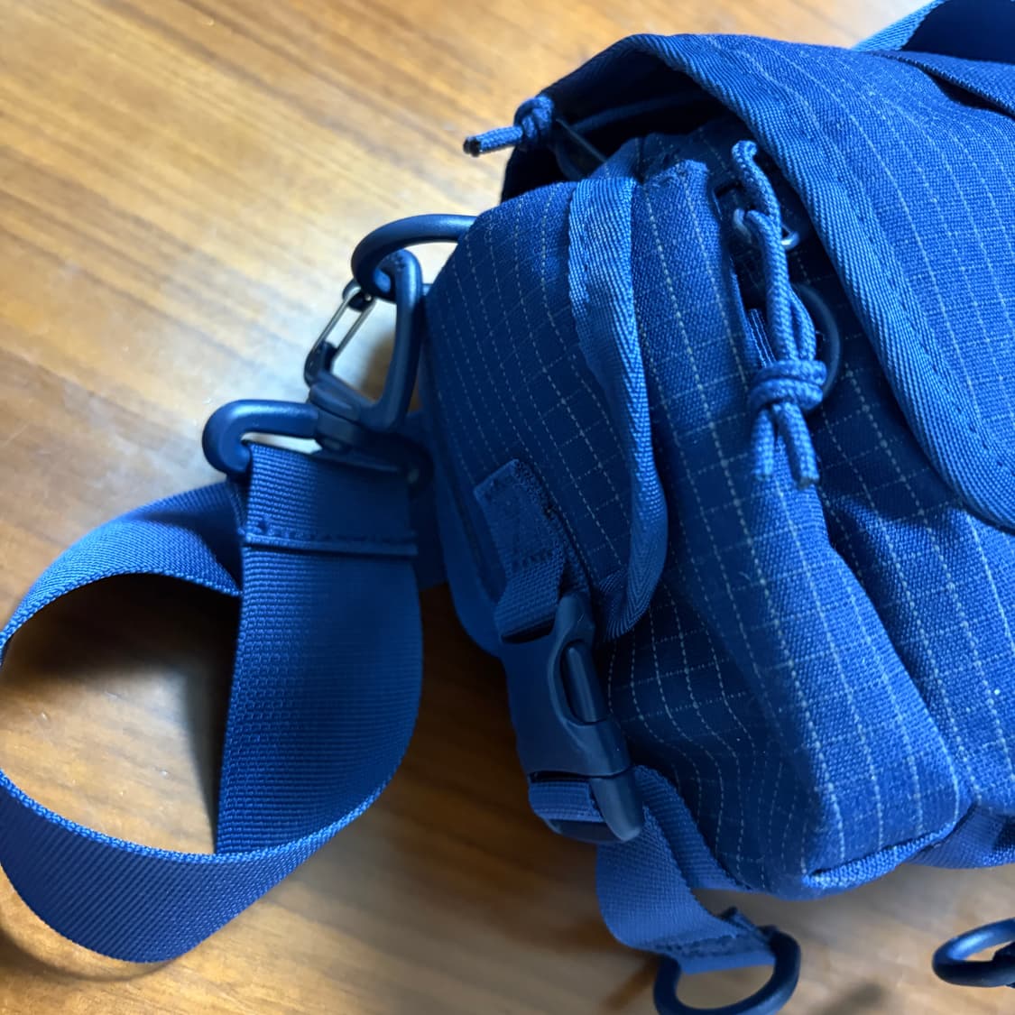 슈프림 미니 더플백 네이비 24SS 상품이미지4