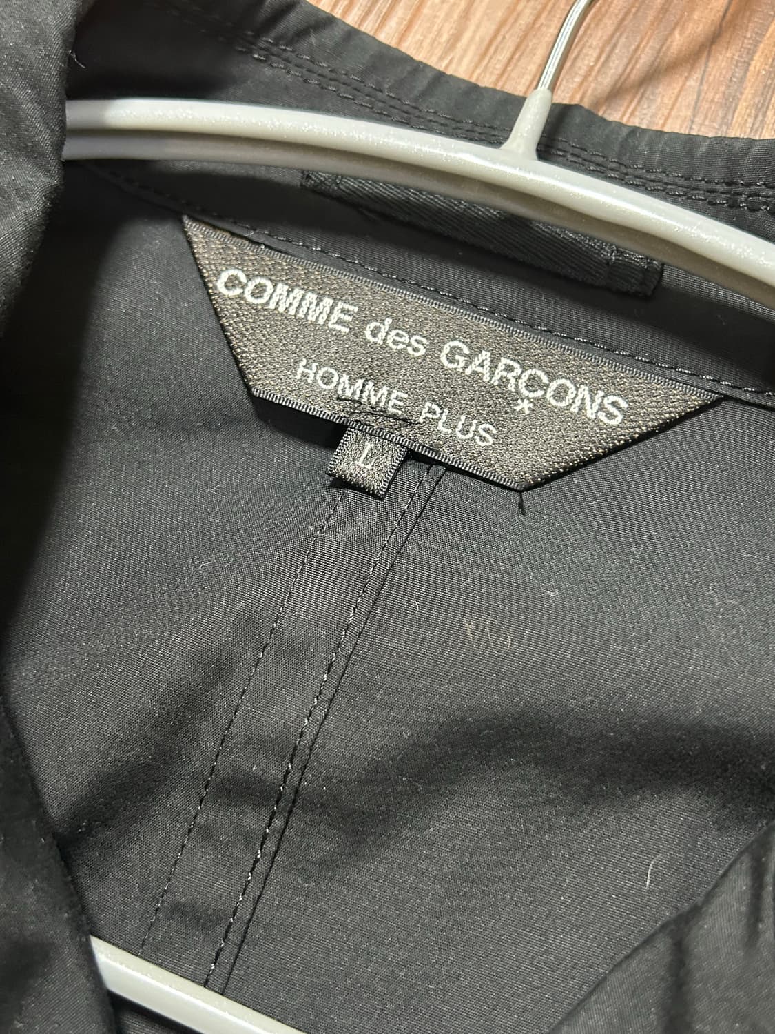 [L] 꼼데가르송 옴므플러스 컷아웃 트렌치코트 상품이미지3