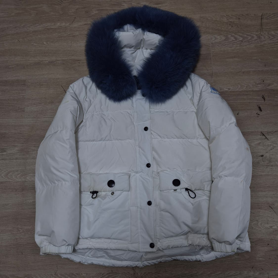 몽클레어 여성 시그니처 사이드 자수 와펜 퍼후드 패딩 점퍼 (3) 상품이미지1