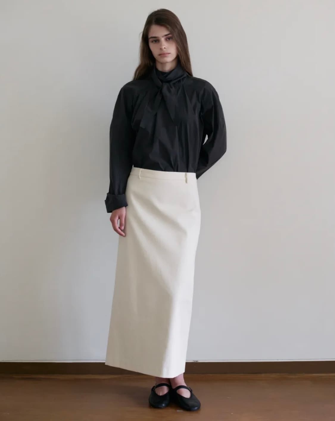 아르토 Draped Half-Neck Tie Blouse_Charcoal 상품이미지3