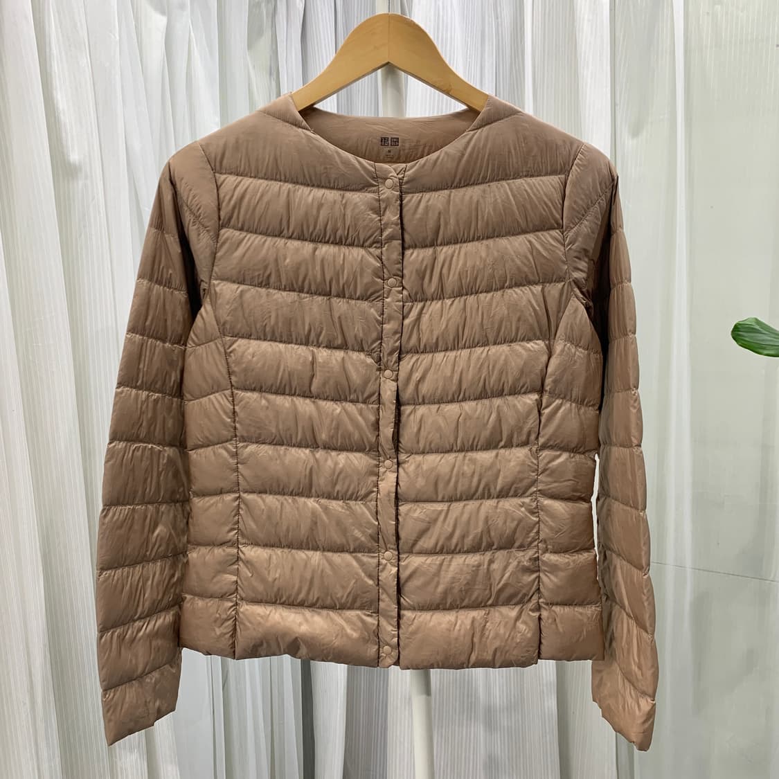 일본 유니클로 여성 슬림 라인 경량 패딩 1743 상품이미지1