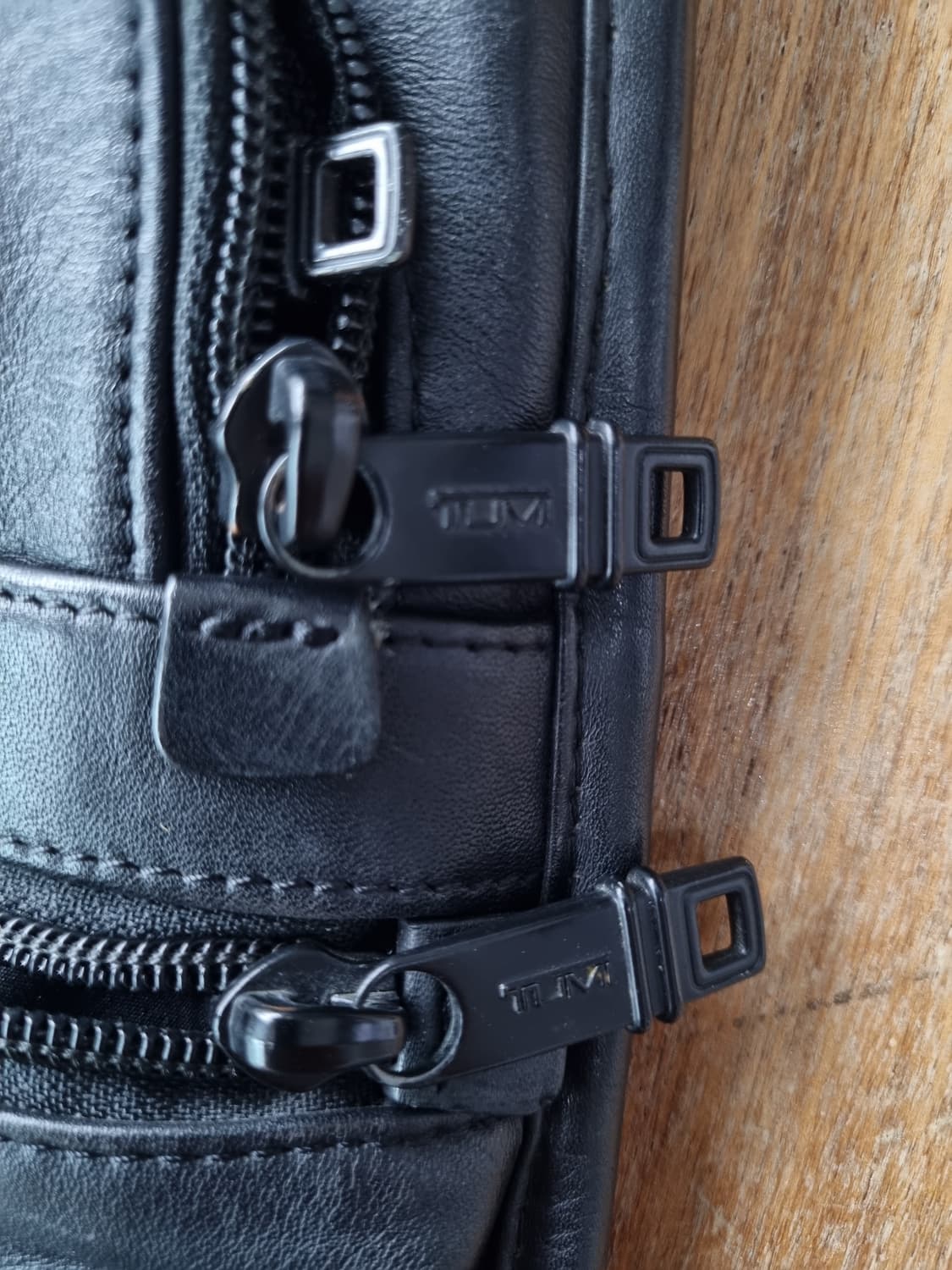 TUMI 블랙 가죽 크로스백 상품이미지4