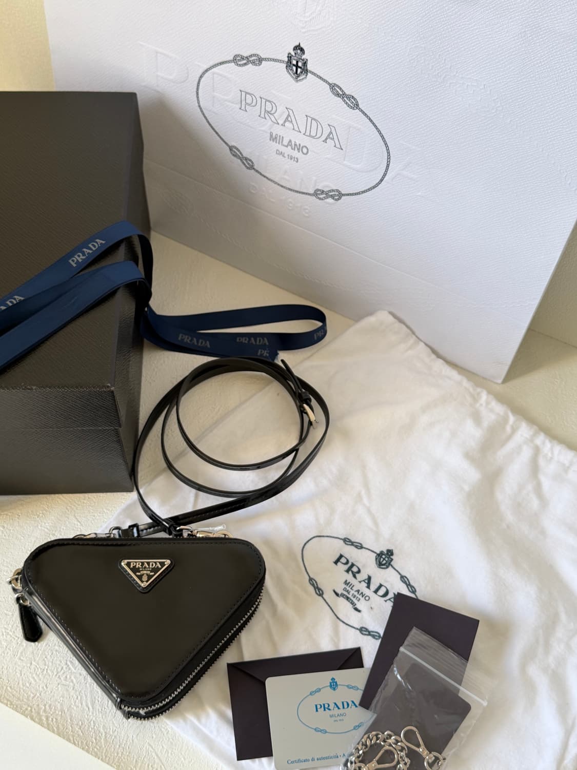 프라다 레더 트라이앵글백 미니 블랙 상품이미지2