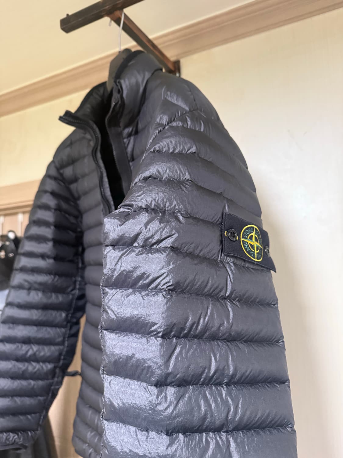 23FW 스톤아일랜드 룸 우븐 경량패딩 블랙 XL 백화점판 2회착용 상품이미지2