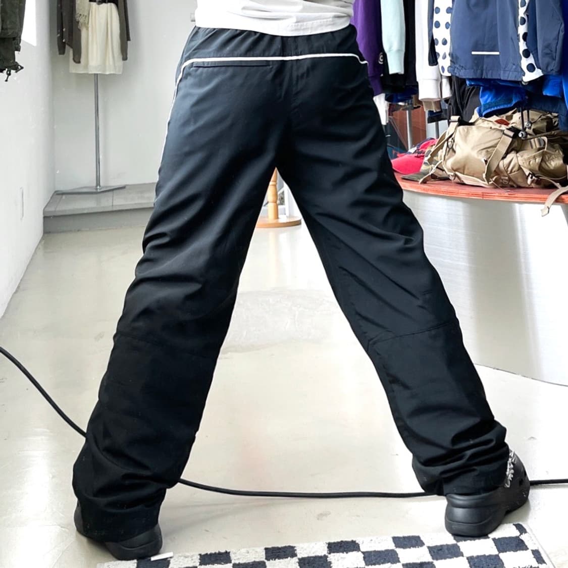 나이키 스우시 사이드 아치 라인 블랙 우븐 팬츠 상품이미지2