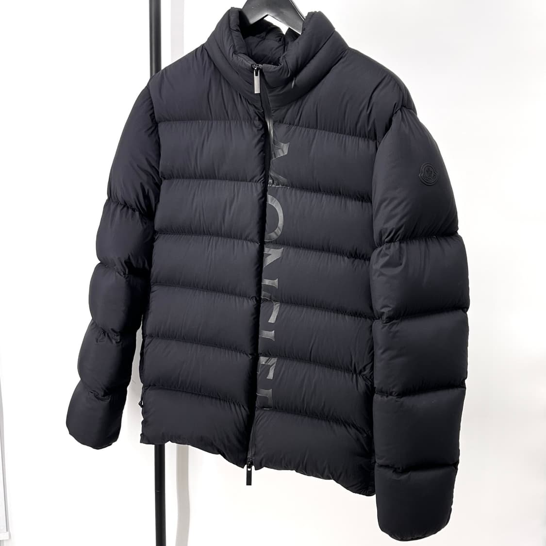 [4사이즈] 몽클레어 블랙 와펜 로고 패딩 점퍼 상품이미지2