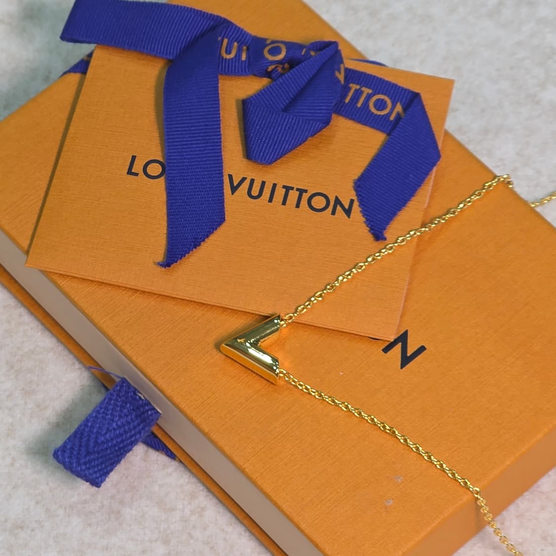 루이비통 에센셜 v 목걸이 상품이미지1