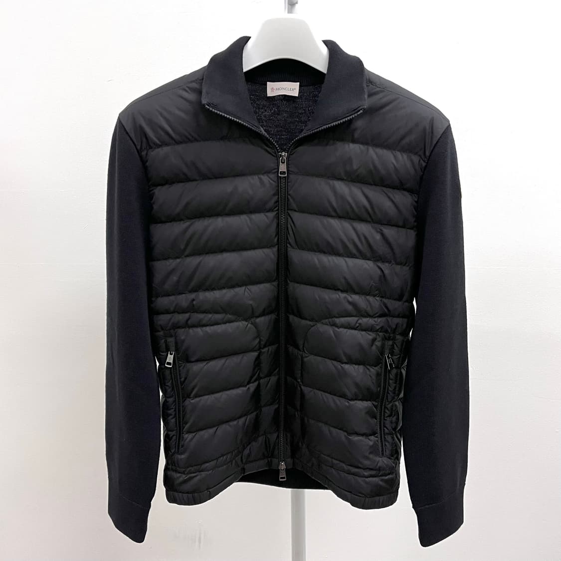 [25년식/M사이즈] 몽클레어 니트패딩 와펜 로고 김현우 패딩 블랙 상품이미지3