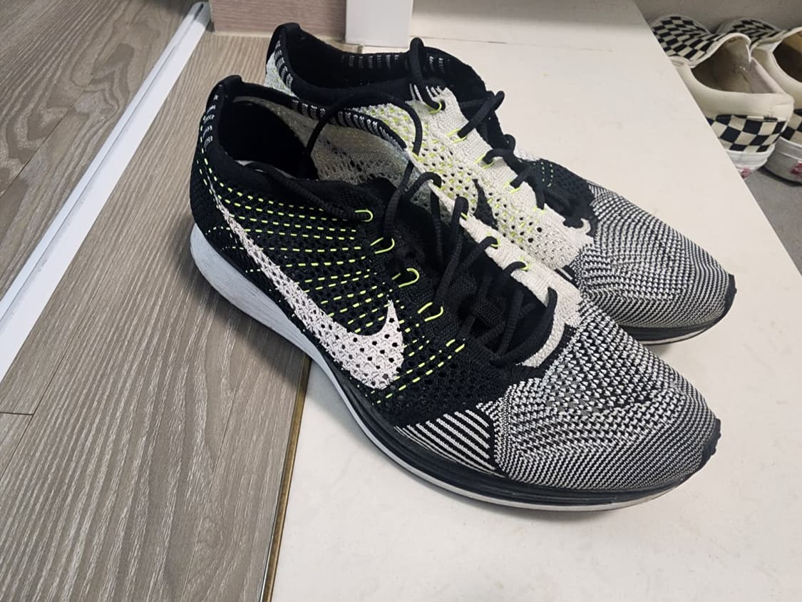 나이키 플라이니트 레이서 검흰형 285사이즈 상품이미지1