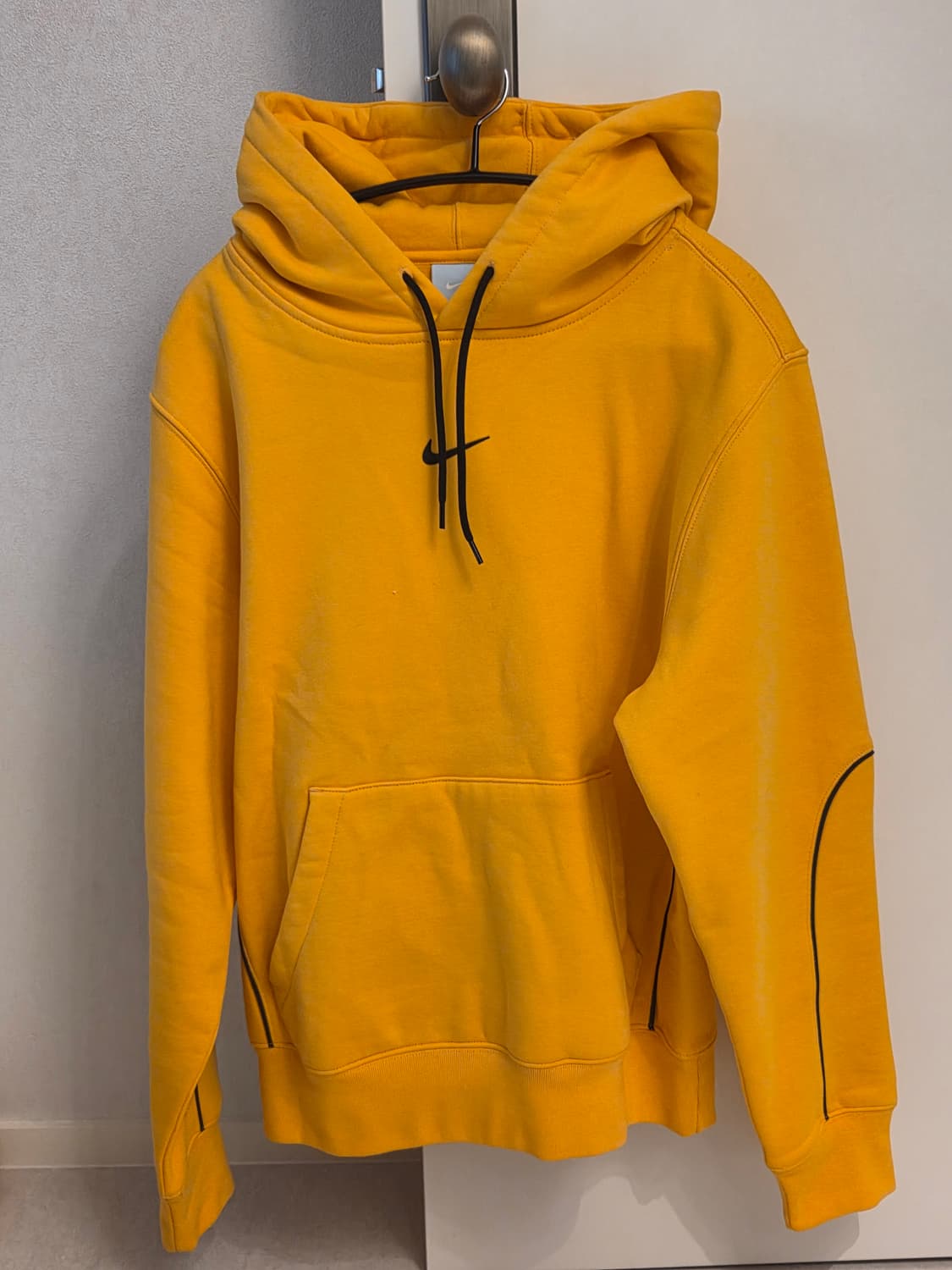 신품급_나이키 녹타 에센셜 후드 유니버시티 골드 M사이즈 기모버전 상품이미지2