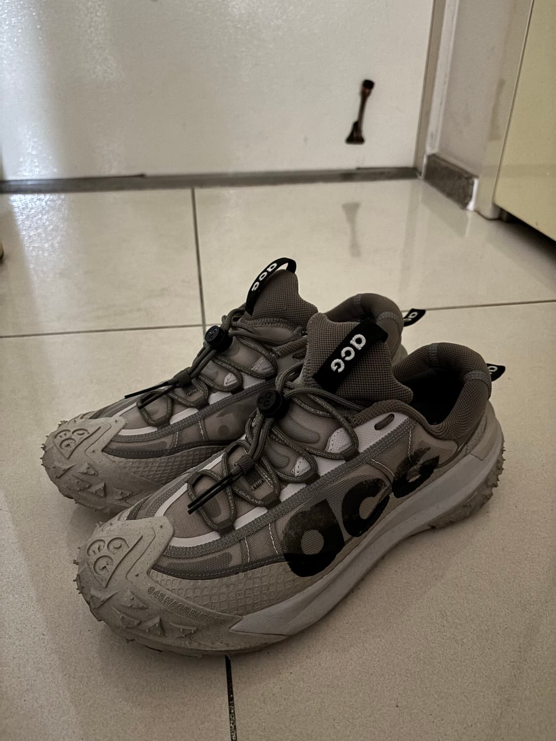 [285] 나이키 ACG 마운틴 플라이 2 로우 라이트 아이언 오어 블랙 상품이미지2