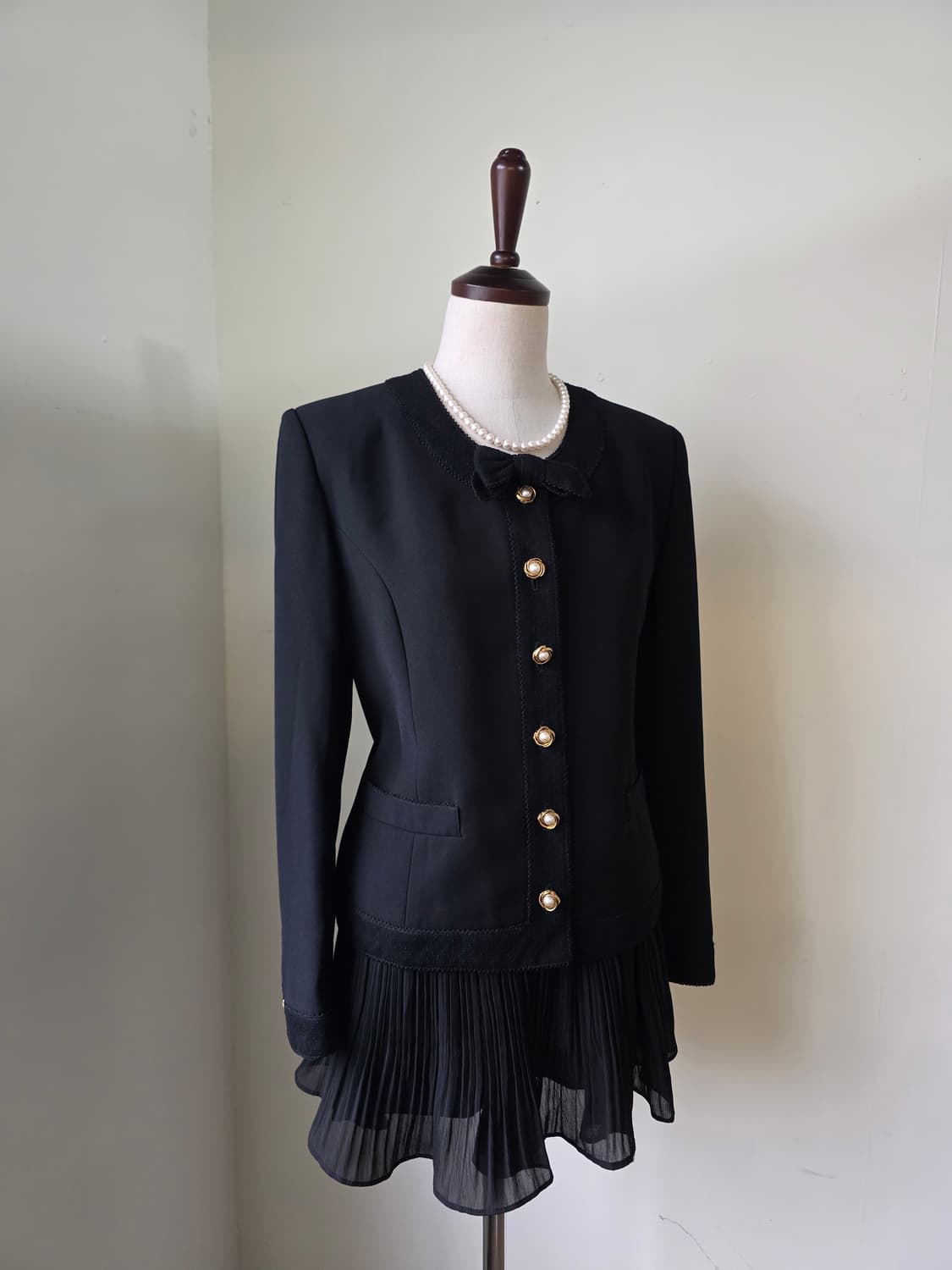 INGEBORG 잉게보르그 블랙 각인 단추 리본 포인트 자켓 상품이미지3