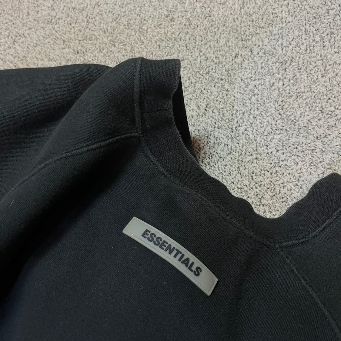 에센셜 빅로고 스웻셔츠 상품이미지3