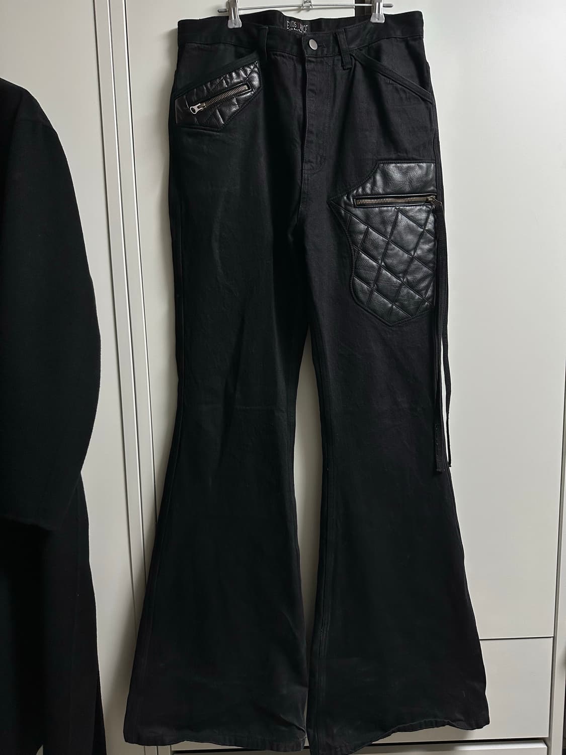 에모스탠스클럽 레더 패치 플레어드 진 블랙 1사이즈 상품이미지2