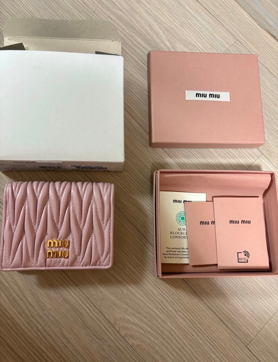 미우미우 마테라쎄 반지갑 핑크 상품이미지1