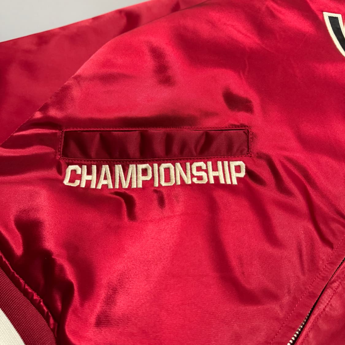 밴슨(VANSON) 레드 스펠아웃 로고 후면 자수 나일론 스타디움 자켓 상품이미지5