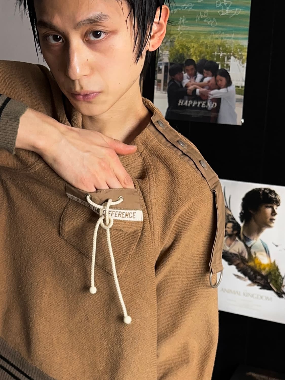 Leiliam 오프닝 숄더 디테일 스웻 셔츠 상품이미지1